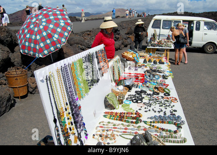 Pressione di stallo di souvenir, Los Hervideros, Lanzarote, Isole Canarie, Spagna Foto Stock