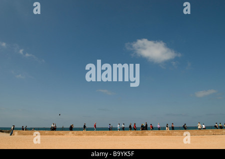 I turisti a piedi lungo le antiche ippodromo Caesara nel parco nazionale di Israele Foto Stock