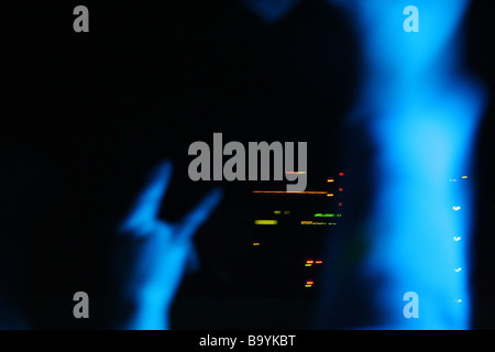 Luci strobo su mani compiendo gesti in un club Foto Stock