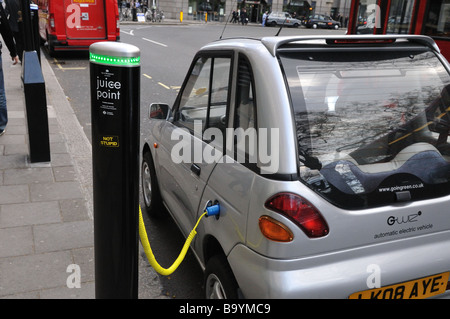 Auto elettrica punto di succo di frutta in Westminster, Londra Foto Stock