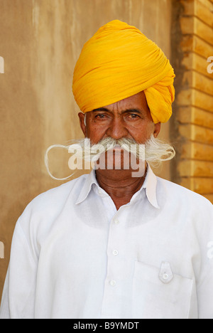 Rajasthani tipico uomo vecchio con grandi baffi, stato del Rajasthan, India Foto Stock