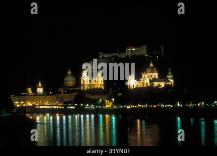 Il castello di Hohensalzburg sopra Chiesa Collegiata di destra sul centro storico Salzburg Salzburg membro Austria Europa Foto Stock