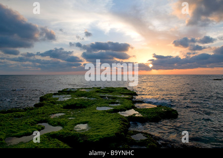 Tramonto sul mare mediterraneo in area di Cesarea di Israele Foto Stock