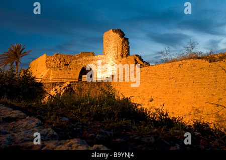 Antica struttura illuminata di Cesarea parco nazionale in Israele Foto Stock