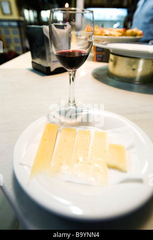 Formaggio Manchego con un bicchiere di vino rosso Foto Stock