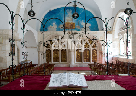 Interno di Yochanan ben Zakai sinagoga nel 'Quattro sefarditi sinagoghe' complesso situato nel quartiere ebraico della città vecchia di Gerusalemme Est Israele Foto Stock