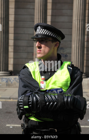 Poliziotto al di fuori della Banca di Inghilterra aspirato durante il 2009 vertice G20 di Londra, Regno Unito. Foto Stock