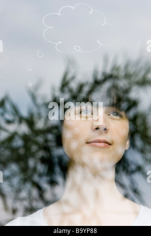 Giovane donna con bolle di pensiero sopra la testa Foto Stock