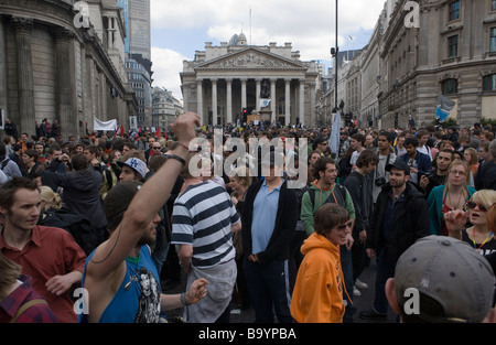 La Folla di contestatori durante l'anti-capitalista protestare contro il vertice del G20 a Londra, 1 Aprile 2009 Foto Stock