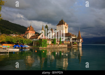 Palais Oberhofen presso il villaggio di Oberhofen sul Lago di Thun Thunersee canton Berna Svizzera Foto Stock