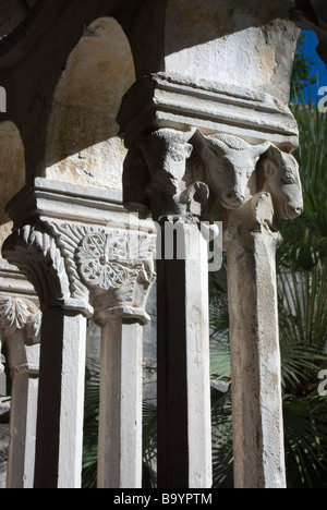 Il chiostro pilastri e intagli nel monastero francescano nella vecchia città di Dubrovnik, Croazia Foto Stock