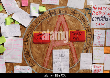 Messaggi di protesta postato su una scheda al di fuori della Banca di Inghilterra durante il 2009 vertice G20 di Londra, Regno Unito. Foto Stock