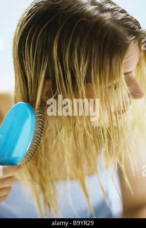 Donna capelli di spazzolatura Foto Stock