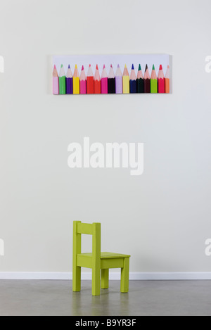 Sedia per il bambino e il poster di matite colorate Foto Stock