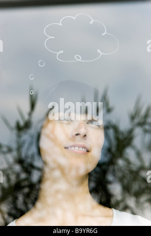 Giovane donna con bolle di pensiero sopra la testa Foto Stock