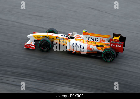 ING Renault F1 Team driver Fernando Alonso di Spagna manzi la sua vettura durante il 2009 FIA Formula One Malasyan Grand Prix Foto Stock