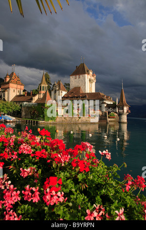 Palais Oberhofen presso il villaggio di Oberhofen sul Lago di Thun Thunersee canton Berna Svizzera Foto Stock