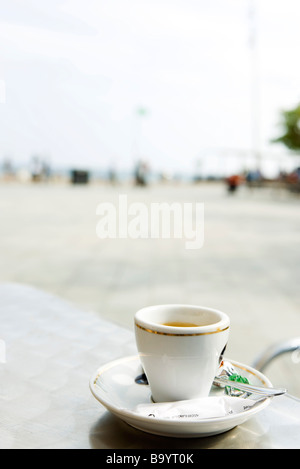 Tazza di caffè sul outdoor cafe tabella Foto Stock