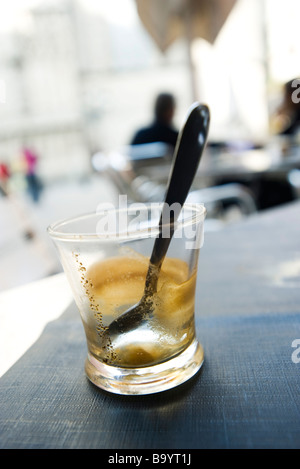 Vuoto in vetro espresso con cucchiaio, close-up Foto Stock