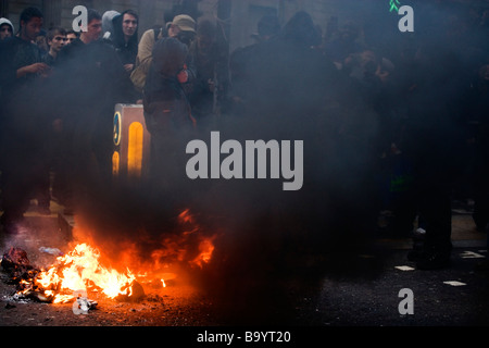 I manifestanti avviare gli incendi durante l'anti-capitalista dimostrazione contro il vertice del G20 di Londra, 1 Aprile 2009 Foto Stock