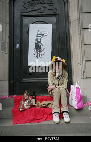 Anti manifestanti capitalista al di fuori della Banca d'Inghilterra durante il vertice del G20, City of London, Regno Unito Foto Stock