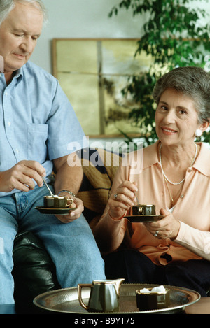 Coppia senior avente il tè Foto Stock