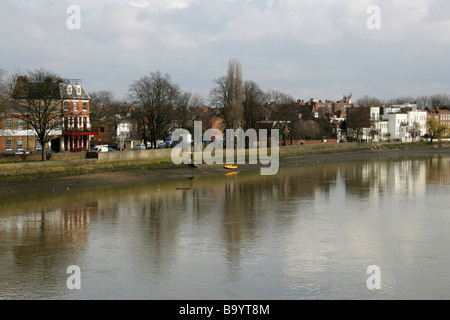 Vista della riva nord del Tamigi da Kew Bridge, guardando ad Est, Kew, Richmond, Surrey, Regno Unito Foto Stock