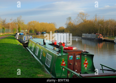 Narrowboats ormeggiato sul fiume Lee vicino a Ware in Hertfordshire, Inghilterra, Regno Unito Foto Stock