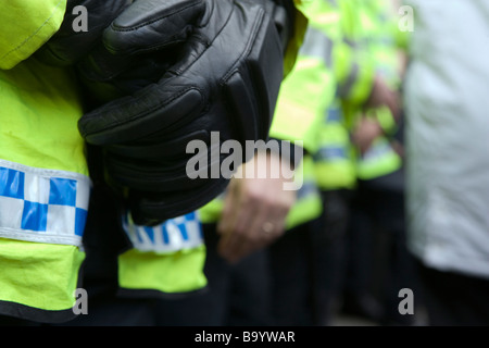 Linea di polizia durante anti-capitalista protestare contro il vertice del G20 a Londra, 1 Aprile 2009 Foto Stock