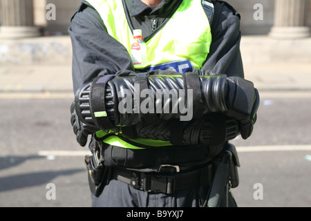 Poliziotto al di fuori della Banca di Inghilterra aspirato durante il 2009 vertice G20 di Londra, Regno Unito. Foto Stock