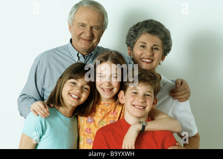 Nonni e tre nipoti, ritratto Foto Stock