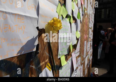 Messaggi di protesta postato su una scheda al di fuori della Banca di Inghilterra durante il 2009 vertice G20 di Londra, Regno Unito. Foto Stock