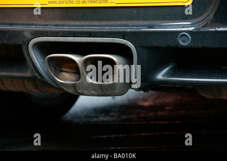 Il tubo di scarico su una Porsche auto sportiva Leeds West Yorkshire Inghilterra UK (c) Marc Jackson Fotografia Foto Stock