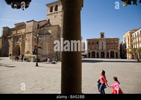 La chiesa romanica di San Juan de Puerta Nueva City Hall e da Plaza Mayor di Zamora Castilla Leon in Spagna Foto Stock