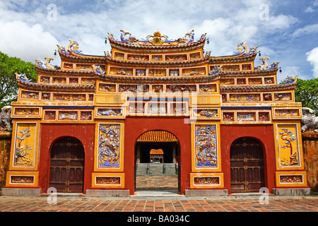 Gate di Phung Tien Tempio. Per Mieu Tempio. Cittadella, Tonalità. Il Vietnam Foto Stock