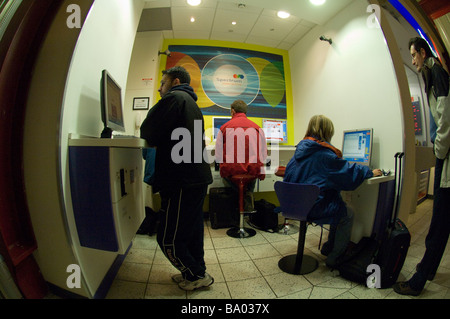 Le persone al punto di accesso a internet partenze dall' aeroporto di Luton Luton Inghilterra UK Europa Foto Stock