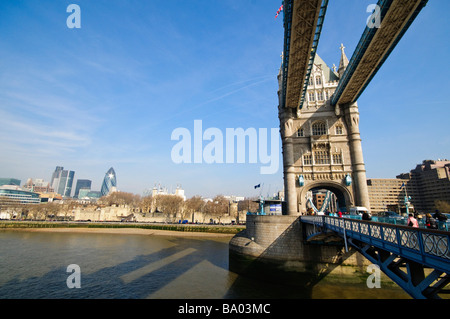 LONDRA, Regno Unito: Il Tower Bridge, un simbolo iconico di Londra, si estende lungo il Tamigi e presenta le sue caratteristiche torri gemelle e il design bascule. Completato nel 1894, questo ponte storico combina elementi di progettazione sia delle sospensioni che dei ponti levatoi. Il Tower Bridge rimane un passaggio vitale e una delle principali attrazioni turistiche, offrendo vedute panoramiche della città. Foto Stock