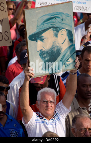 Uomo in marcia il giorno di maggio e che mostra il suo sostegno a Fidel Castro a l'Avana, Cuba Foto Stock