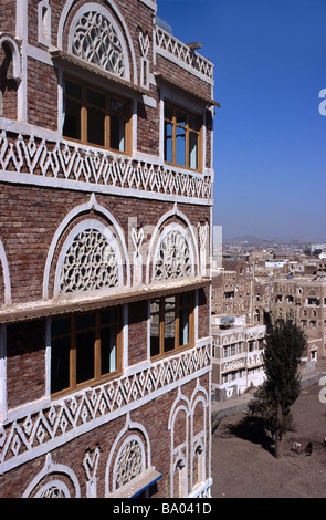 Decorate Windows & facciata di recente Adobe Mattone di fango Tower House & vista sulla Sana'a o San'a, Repubblica dello Yemen Foto Stock