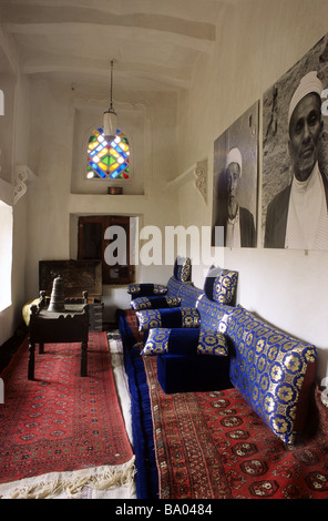 La stanza di seduta, Salon o Al-mafraj del Dar al Hajar o Rock Palace, residenza di Imam Yahya, Wadi Dhar o Dhahr, Sana'a, Yemen Foto Stock