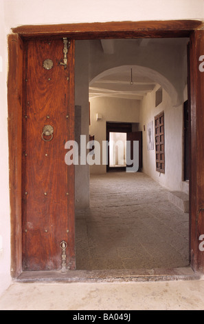 Cortile interno e delle porte del Dar al Hajar o Rock Palace, residenza di Imam Yahya, Wadi Dhar o Dhahr, vicino a Sana'a, Yemen Foto Stock