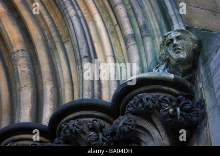 Un dettaglio di intagli sopra l'entrata di St Albans Cathedral Foto Stock