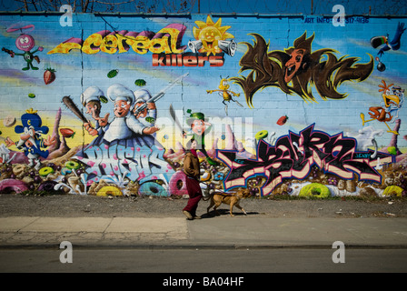 Gli assassini di cereali murale su un edificio industriale in Williamsburg Brooklyn quartiere di New York Foto Stock