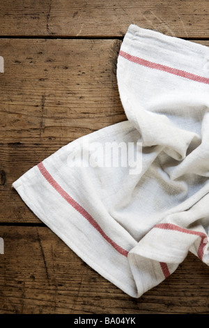 Tovagliolo sul tavolo di legno Foto Stock