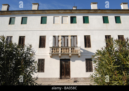 I più anziani di porte in legno e finestre con persiane su un Palazzo Veneziano Foto Stock