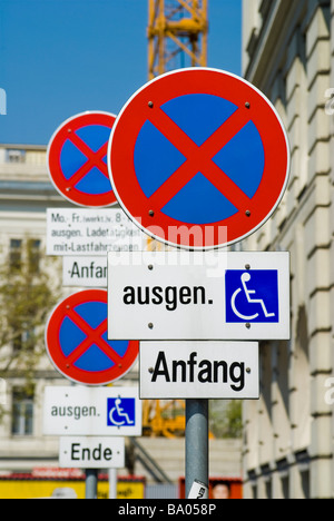 Vienna, Austria. Cartello stradale - 'nessun arresto, fatta eccezione per i conducenti disabili. Start' fine in vista dietro Foto Stock