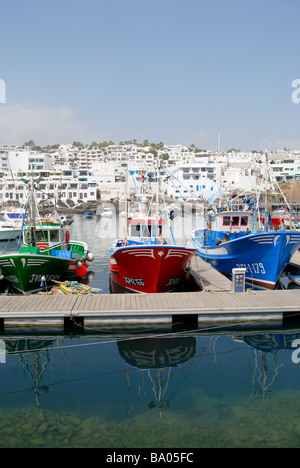 Barche da pesca nel porto di Puerto del Carmen, Lanzarote, Isole Canarie, Spagna Foto Stock