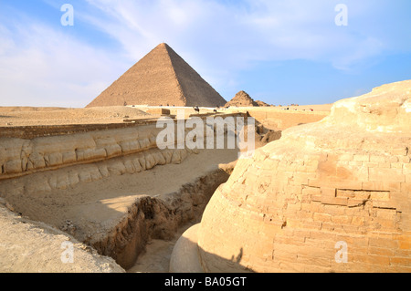 Piramidi a Giza visto dalla statua della Sfinge Egitto Foto Stock