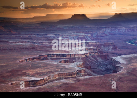 Green River si affacciano Island in the Sky District il Parco Nazionale di Canyonlands vicino a Moab Utah Foto Stock