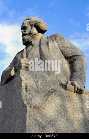 Statua di Karl Marx nel centro di Mosca sul cielo blu sullo sfondo Foto Stock